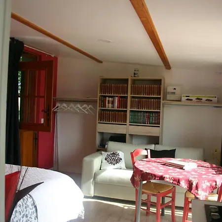 Rum i privatbostad Tante Pim Neuilly-sur-Eure